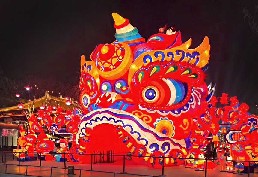 工匠师傅门不辞辛苦，灯品陆续新鲜出炉。